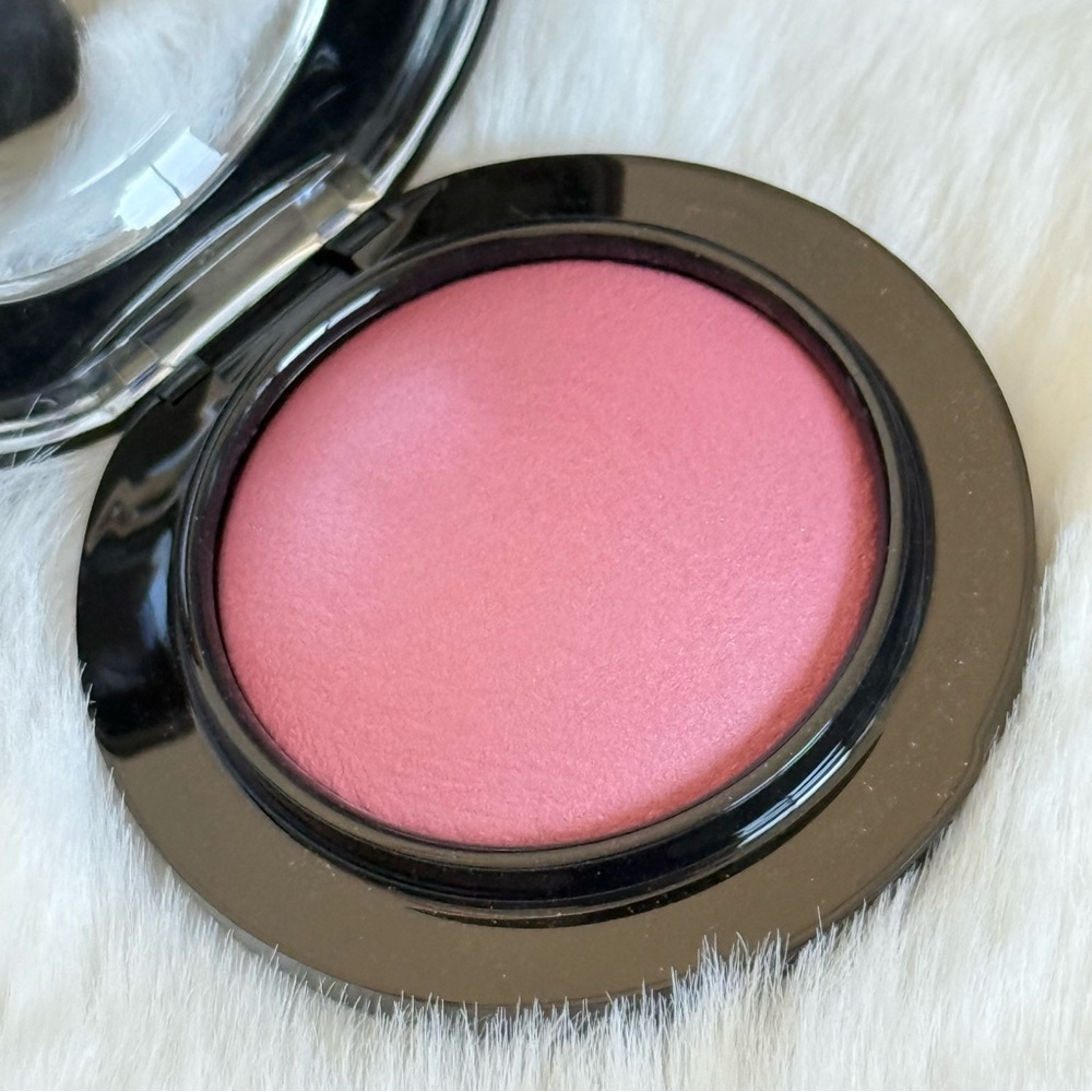 NIB MAC Mineralize Blush| shade: Gentle - Picture 4 of 5